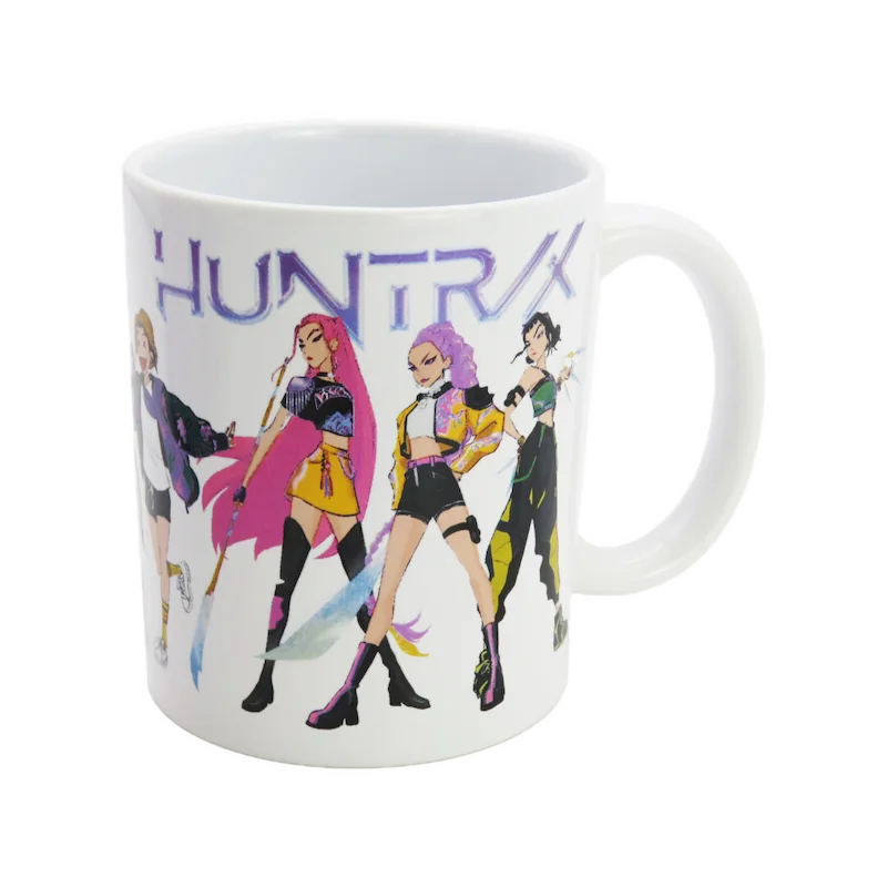 Taza blanca de K-pop Demon Hunters con el logotipo HUNTR/X y sus protagonistas ilustradas